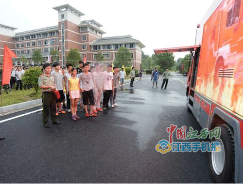 宜春消防支隊深入宜春中學(xué)開展消防知識進(jìn)軍訓(xùn)活動