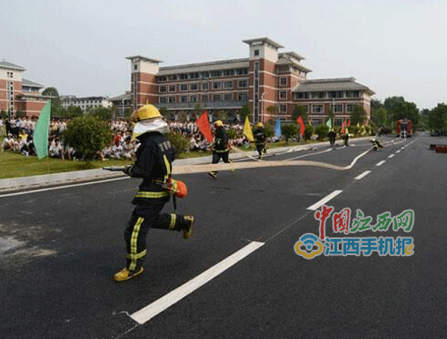 宜春消防支隊深入宜春中學(xué)開展消防知識進(jìn)軍訓(xùn)活動